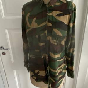 Zara camouflage  skjorta i st M nyskick 