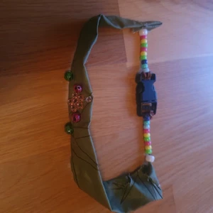 Jätte fint hundhalsband!  - Det hör är ett jätte bra hund halsband som passar för lite större hundar 