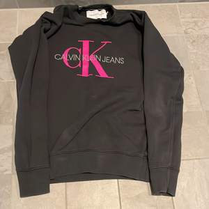 Detta är två Calvin Klein hoodies som ser exakt lika dana ut bara att de har två olika färger. Den är i fint skick och fåtal gånger använda. Jag kommer sälja dessa två för 250 kr styck eller så kan man betala båda två för 400, de är exklusive frakt. De är storlek small 