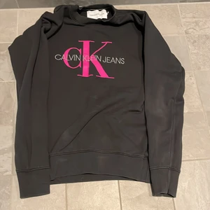 Calvin Klein  - Detta är två Calvin Klein hoodies som ser exakt lika dana ut bara att de har två olika färger. Den är i fint skick och fåtal gånger använda. Jag kommer sälja dessa två för 250 kr styck eller så kan man betala båda två för 400, de är exklusive frakt. De är storlek small 