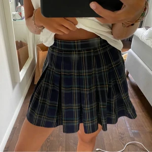 Kjol - Säljer denna superfina kjolen från pull & bear då den inte riktigt är min stil. (Lånade bilder från förra ägaren)⭐️