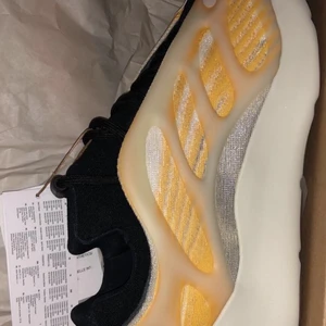 Yeezy 700 V3 Mono safflower - WTS   Yeezy 700 V3 Mono safflower  Size: US 10 Bin:2400kr  Meet up i malmö 🤲🏽 