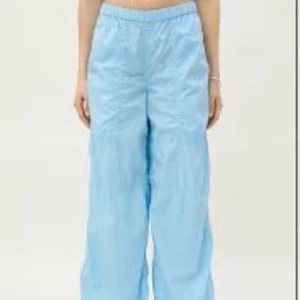 SÖKER Cornelia trousers - Söker dessa blåa Cornelia trousers från weekday! I storlek 44