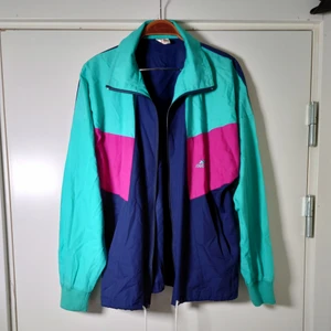 Vintage träningsjacka - Tunn vintageträningsjacka med dragkedja och snörning. Märkt med xs men det stämmer verkligen(!) inte. Mer som M/L🌱