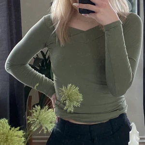 Grön fin långärmad tröja  - En jättefin tröja som tråkigt nog bara hängt i garderoben sen jag köpt den.. använd Max 2-3 gånger och verkligen i bra skick och jätte jätte skönt material som knappt känns på kroppen. 