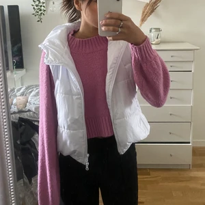 Väst - Hej säljer  denna fina västen från designbysi!! Köpt på plick, men tyvär aldrig kommit till andvänding, i bra skick!! Köp dirket för 150+frakt 🤗