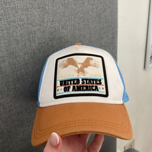 Keps - Har haft den länge men kommer ej till användning! Inne i kepsen finns det smink på men tror jag kan lösa bort det värsta💘(pris kan diskuteras) 