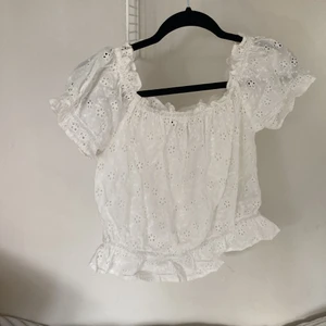 Söt topp - Vit topp i storlek M är croppad 