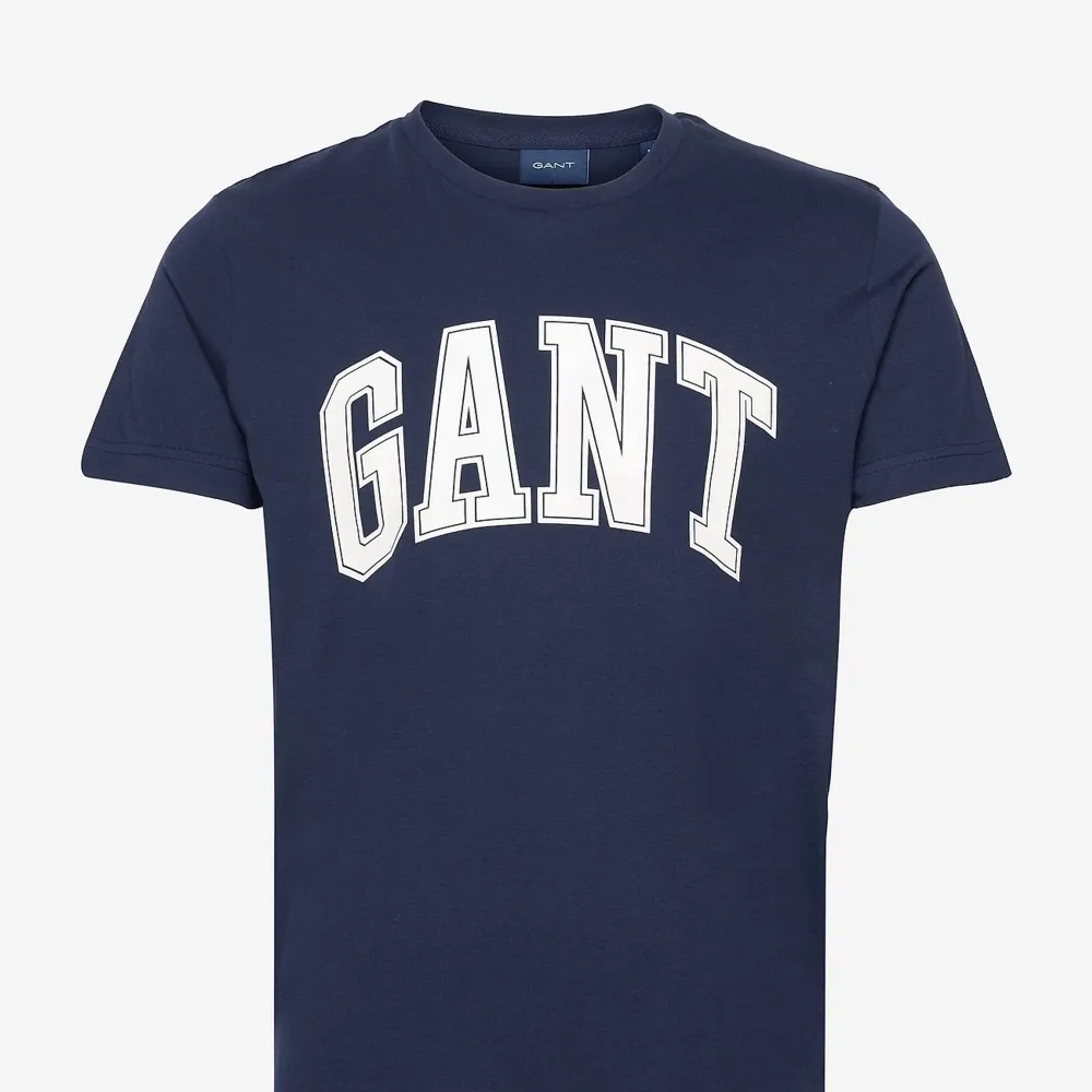 Oanvänd Gant T-shirt storlek 170. Bra skick, ( FRAKT BETALAS AV KÖPAREN ). T-shirts.
