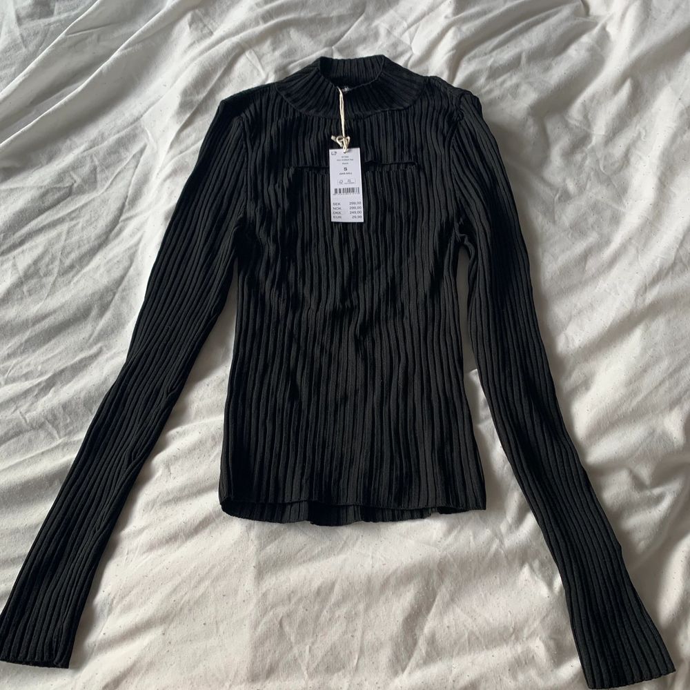 black ribbed “Kim knitted top” long sleeve from ginatricot. has a cut out panel around the bust area as pictured. size small/S.  bought for 300SEK last month, brand new with tags and hasn’t been worn other than the photo. selling as it’s unfortunately too small for me around the bust :( such a lovely top, can also have a sexy look to it. would love for it to go to a better home as it’s just been sitting in my drawer since i bought it :( 🖤🖤🖤. Toppar.