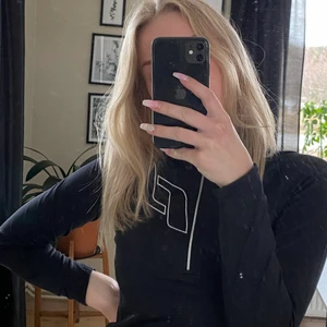 PRO TOUCH långärmad träningströja  - Jätteskön långärmad träningströja i svart med detaljer i reflex. Älskar den men tyvärr blivit lite liten. Världens skönaste material. 