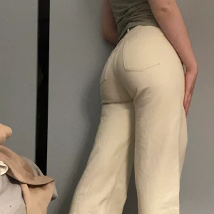 Monki Jeans  - Vita Monki jeans i stilen Yoko, de är straight leg och highwaist, är snygga som festklädnad. Nästan aldrig använda🤍