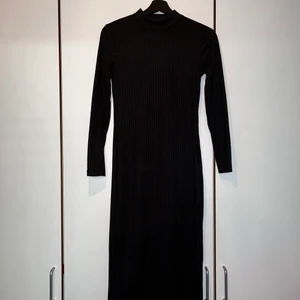Lång svart klänning - Tight svart klänning i strl S. Jag är 170 cm och den slutar strax ovanför anklarna på mig. Nästan oanvänd så den är i fint skick.