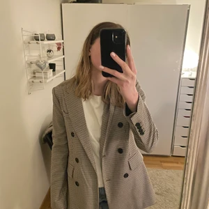 Rutig blazer  - Säljer denna snygga rutiga blazer ifrån Gina tricot i storlek 36 men passar även 34. Använd 2 ggr. Säljer för 400 inklusive frakt ❤️‍🔥