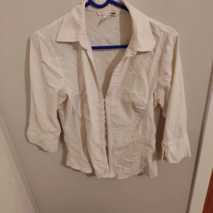 Vit skjorta - Vit skjorta som ger än en jätte fin form, har som trekvarts ärmar och slits vid slutet av ärmen, skriv gärna för flera bilder 😊