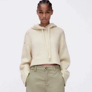 Slutsåld zara kofta  - Säljer denna zara kofta/Hoddie eftersom jag andvänder ej🤍liten i storlek och i andvönt stick!