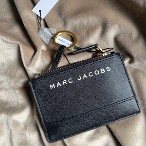 Ny Marc Jacobs korthållare med nyckelrin - Helt ny plånbok/korthållare med dragkedja och nyckelring där man kan hänga nycklar på. Svart färg med guld tonade detaljer.
