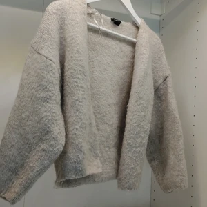 Beige stickad kofta - Sjukt snygg stickad kofta från Lindex. Passar perfekt till sena sommarkvällar eller höst. Använd fåtal gånger 