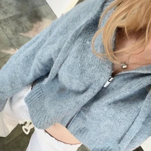 Tröja - Jätte fin tröja från zara, inte säker på om jag vill sälja så buda gärna😜använd typ tre gånger och passar mej jätte bra som brukar ha s-m 