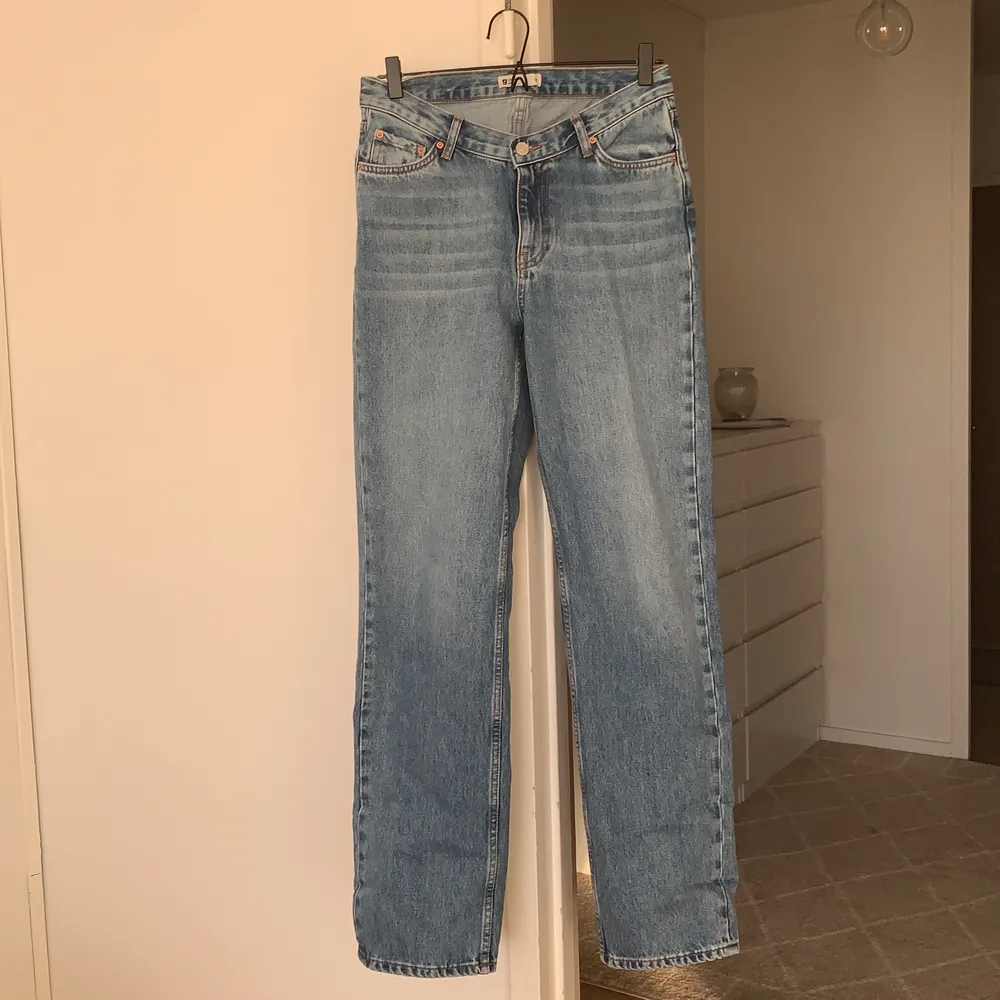 Lowrise jeans från Gina, använda 1 gång så nyskick! . Jeans & Byxor.