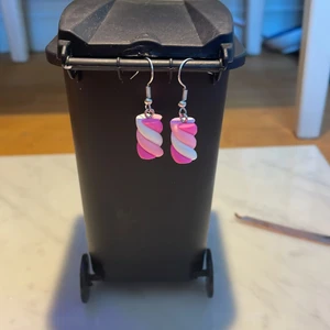  Marshmellos örhängen 💕 -  Rosa Marshmellos örhängen hör av dig om du är intresserad om man köper av mig får man en godis En sticker och en godis💕