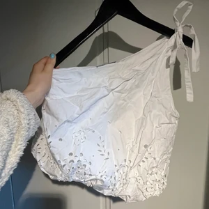 Kort one shoulder topp - Vit topp som är lite kortare och med one shouder. Så fin till våren och sommaren 