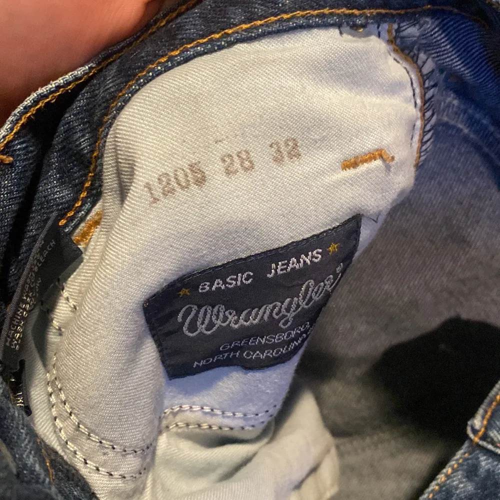 Säljer mina fina jeans pågrund av att jag inte använder de, bra skick och väldigt fin passform! Köparen står för frakten! 💘. Jeans & Byxor.