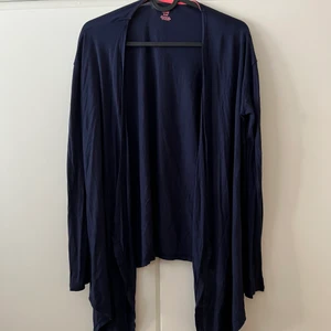 Cardigan - Helt oanvänd marinblå cardigan.