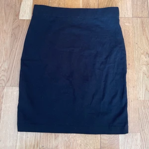 Svart tajt kjol strl XS - En vanlig svart tajt kjol som knappt är använd.🤍Köparen står för frakten.🤍