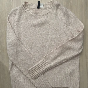 Rosa/Vit tröja 💖🤍 - En skön Rosa/Vit tröja ifrån H&M i storlek XS (passar även S) Se nästa bild för tydligare färg >>>> 💖💖