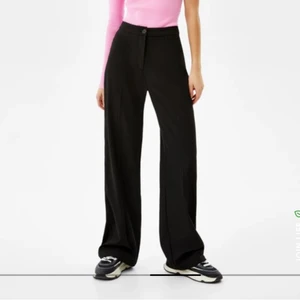 Kostymbyxor bershka - Snygga kostymbyxor från bershka som jag älskar, men tyvärr har blivit för små i midjan😭 frakten går på 66kr, om du har frågor är det bara att skriva❤️ köpta för 300kr