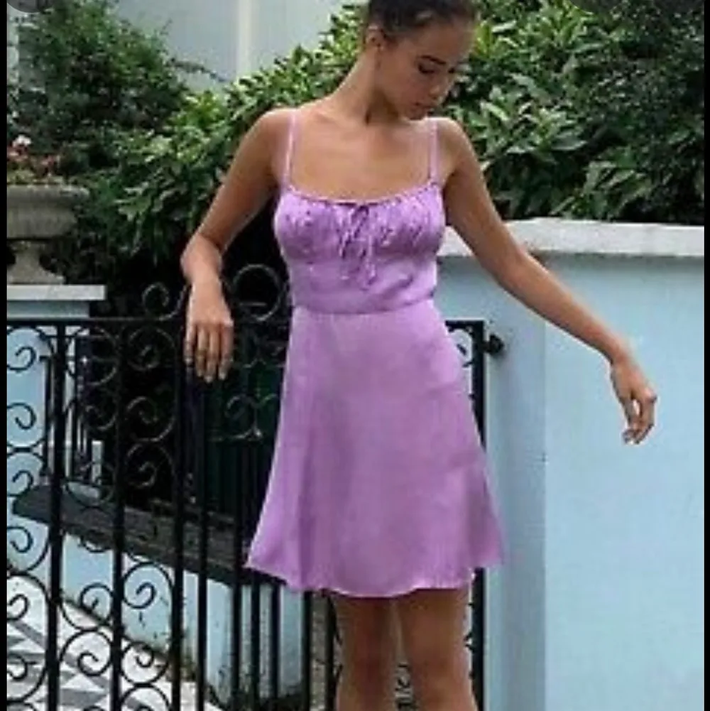 Säljer denna jättesöta slutsålda klänningen från urbanoutfitters! Klänningen är bara använd ett fåtal gånger och är därför i mycket bra skick. Hör bara av er om ni har frågor eller är intresserade!!. Klänningar.