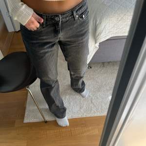 Säljer mina favorit jeans då jag tycker dom är för stora på mig. Jeansen är i bra skick❤️ Helt slut sålda dessutom. 