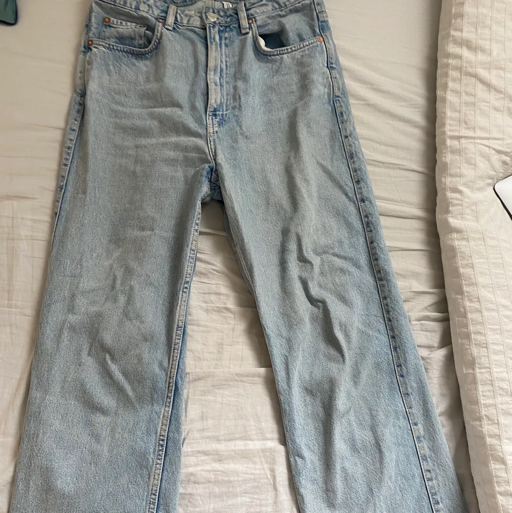 Ljusblåa jeans från Weekday i modellen Rowe. Har använts mycket men är i bra skicka . Jeans & Byxor.