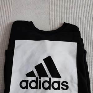 Hej. Säljer denna fina sweatshirten från märket Adidas. Säljer den pga av att rensar garderoben och den passar inte mig längre. Skick 9/10. Storlek: 164-170 cm. Hämtas eller möts i centrala Stockholm. Kan även skicka den 😊
