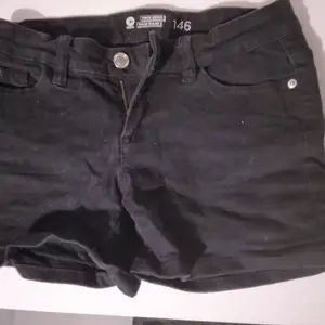 Svarta jeans shorts i storlek 146