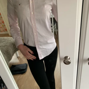 GANT skjorta 🤍 - GANT skjorta med stripes i rosa och vit. Storlek 34/S. Pris går att diskutera 🤍. Bra skick/ knappt använd. Nypris ca 800.