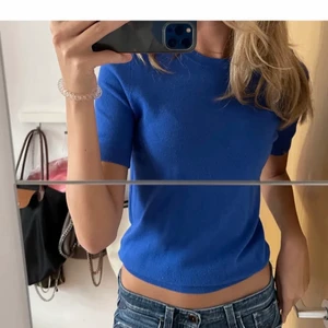 Stickad T-shirt  - Intressekoll på denna skit fina stickade T-shirt från zara. Köpt för ett tag sen men i bra skick. Den är i en jätte fin blå färg som passar till allt! (Lånade bilder). Har även en brun och vitrandig. Hör av er vid intresse💕