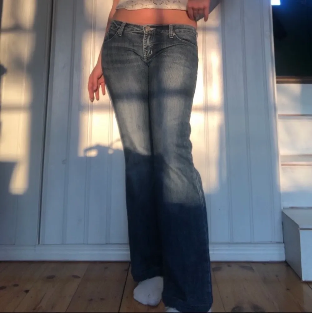 världens snyggaste lågmidjade bootcut jeans från Victoria Beckham for Rock&Republic som jag tyvärr måste sälja då de inte passar mig! Jeansen är i storlek w30 och har en innerbenslängd på 77cm💕. Jeans & Byxor.