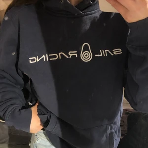 Marinblå Sail racing hoodie, stl S - Använd ganska flitigt men inga fläckar eller hål, nypris 800 kr. Finns i Göteborg, köparen står för frakten!