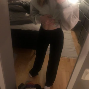 Sanne Alexandra byxor - Säljer dessa superfina kostymbyxorna från Sanne Alexandra. Byxorna är dock lite slitna längst ner pågrund av att jag råcka gå på dem (se tredje bild)