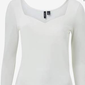 Sökes vit stickad tröja liknande som på bilden med samma urringning helst i vit. Hör av er om ni har i storlek s eller m ni vill sälja. Även om ni har annan färg än vit. 