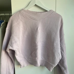 HM TRÖJA - Fin ljuslila finstickad sweatshirt från HM. Ballongärm, cropped. Väldigt bra skick.