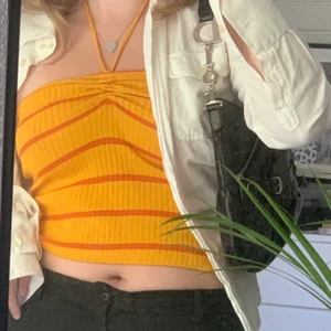 Halterneck topp - Somrig liten topp från Zara som är superbra för antingen lager eller bara för sig själv. Köparen står för frakt💗