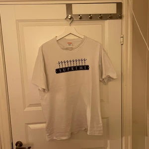 Supreme t-shirt från 2010 - Litet hål vid nacken 