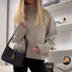 Hm tröja - Stickad grå beige tröja med hög krage. Skitsnygg men tycker ej att den passar mina färger. 🤗❤️ använd två gånger.