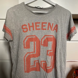 T-Shirt - Grå tröja med Tryck