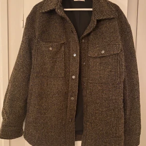 Shortjacka - Shortjacka från Ginatricot premium collection, använd 1 gång. Stl S men oversized i storlek. Köpare står för frakt 