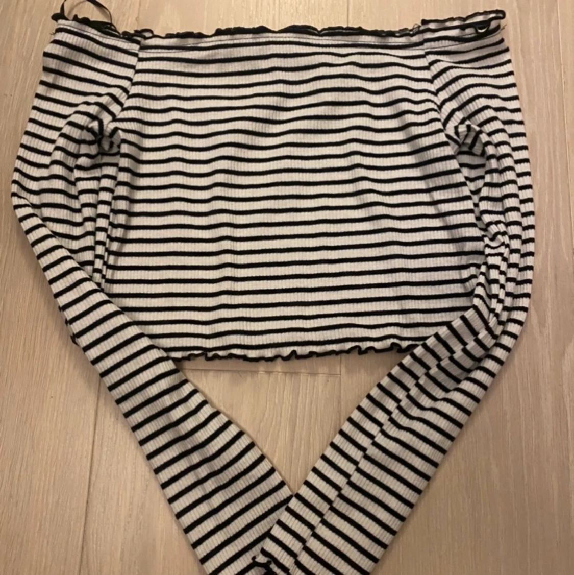 Randig off-shoulder🖤🤍 - 90