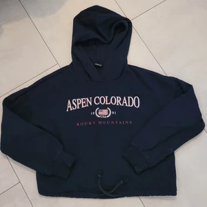 Ginatricot hoodie i storlek xs - Ginas mörkblåa hoodie, hoodien är i bra skick OBS! Frakt ej inkluderat men priser går alltid att diskutera🤍🤍 (flera bilder går att fråga om)